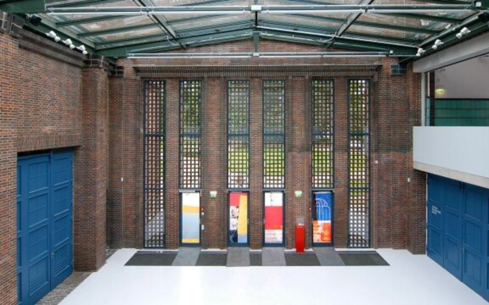 Foyer s výhledem na vstupní prostor - vstupní portál Paco Knöller Yuan, Foto: Marlies Kross, Lizenz: Brandenburgische Kulturstiftung
